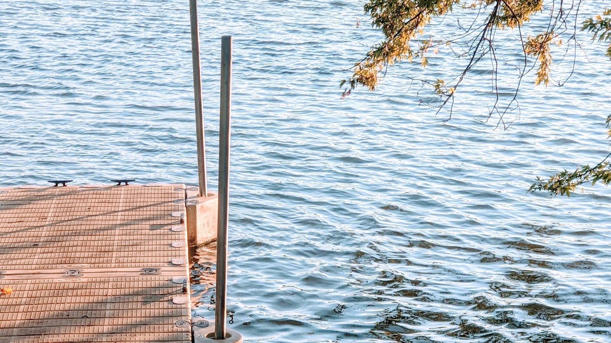 Kaukauna House | Charming Fox River Frontage - Fishing, boating, canoeing, FUN!