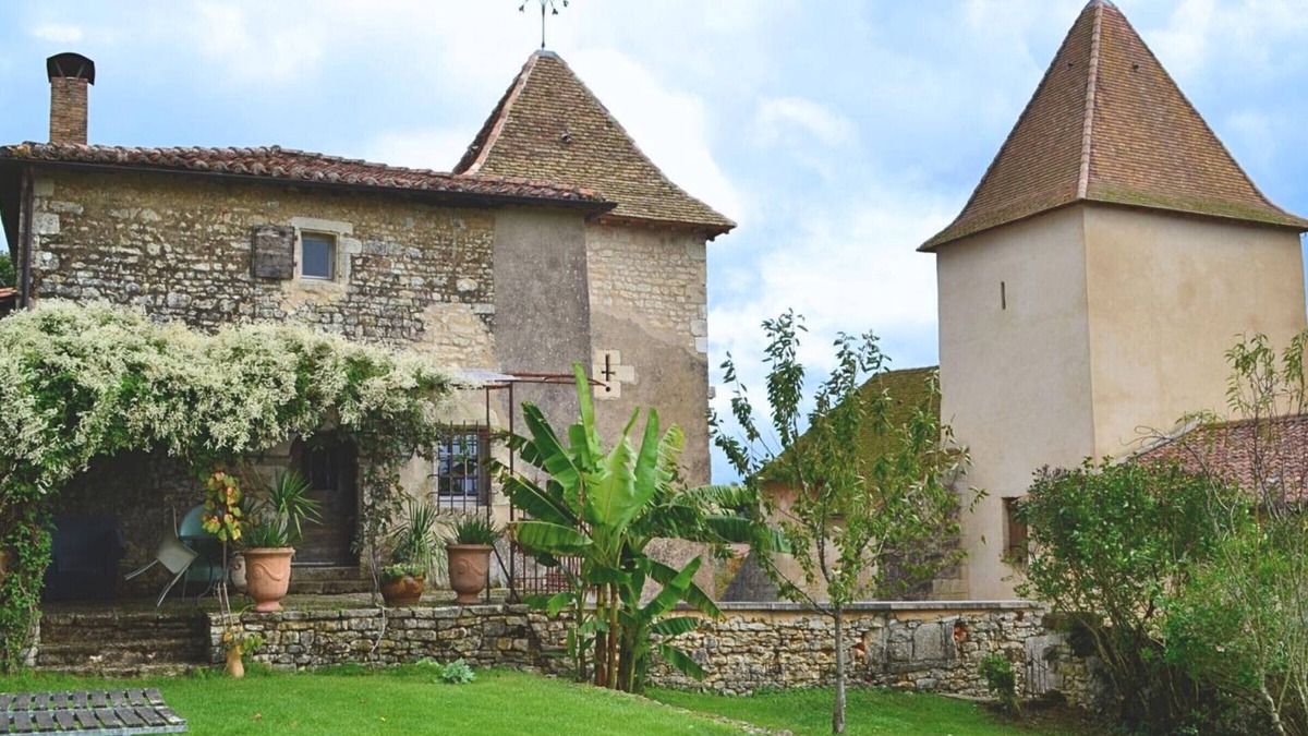 Beaulieu-sur-Sonnette Cottage | Charming Restored 15th-Century Priory with Modern Comfort, Fireplace, and Private Garden