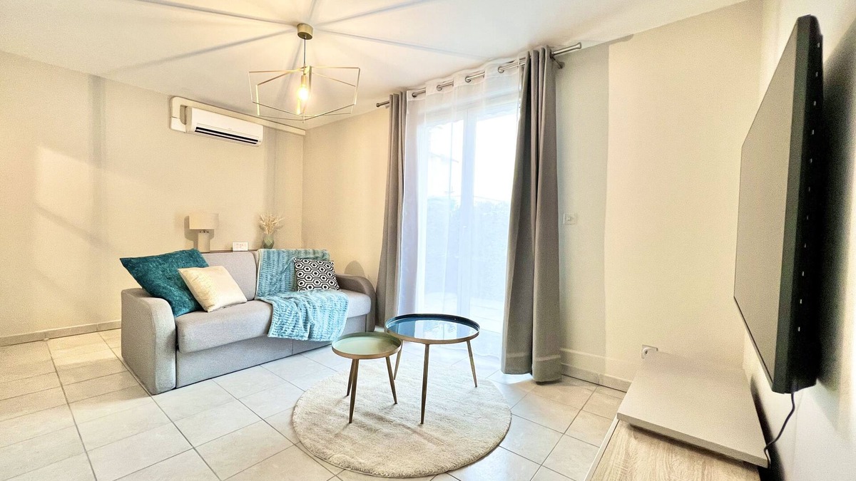 Champagne-au-Mont-d'Or Apartment | Charming T2 with terrace and private parking