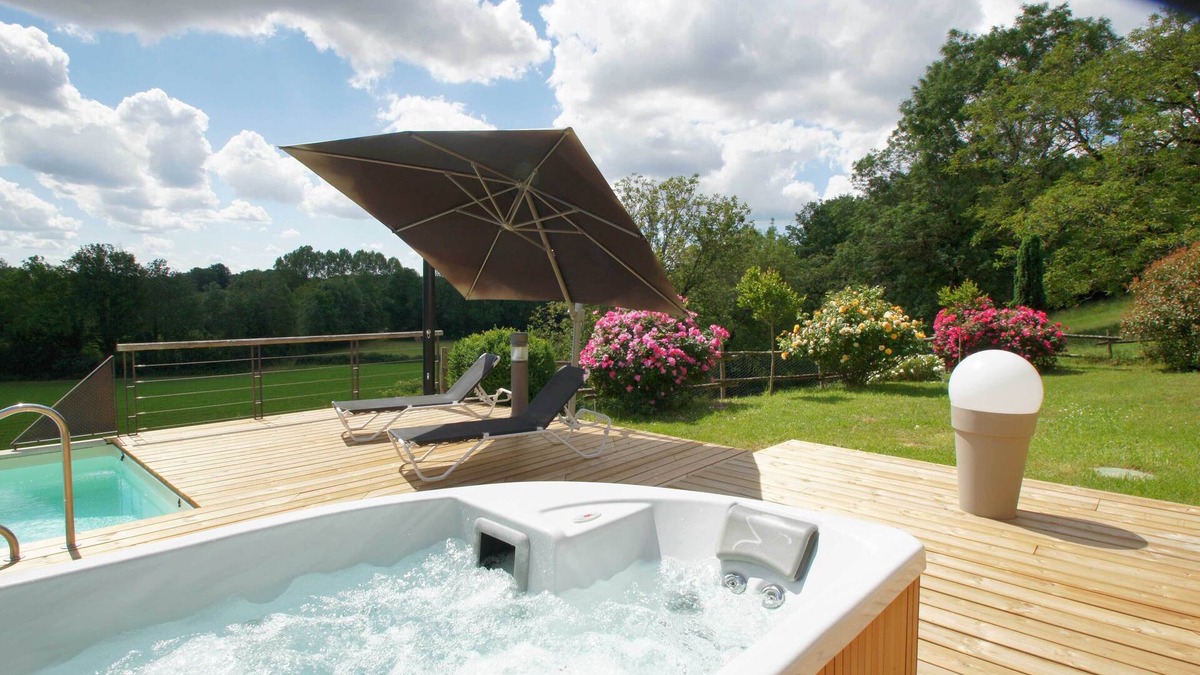 Coulonges-sur-l'Autize Cottage | Charming gîte with heated pool and spa near the Marais Poitevin