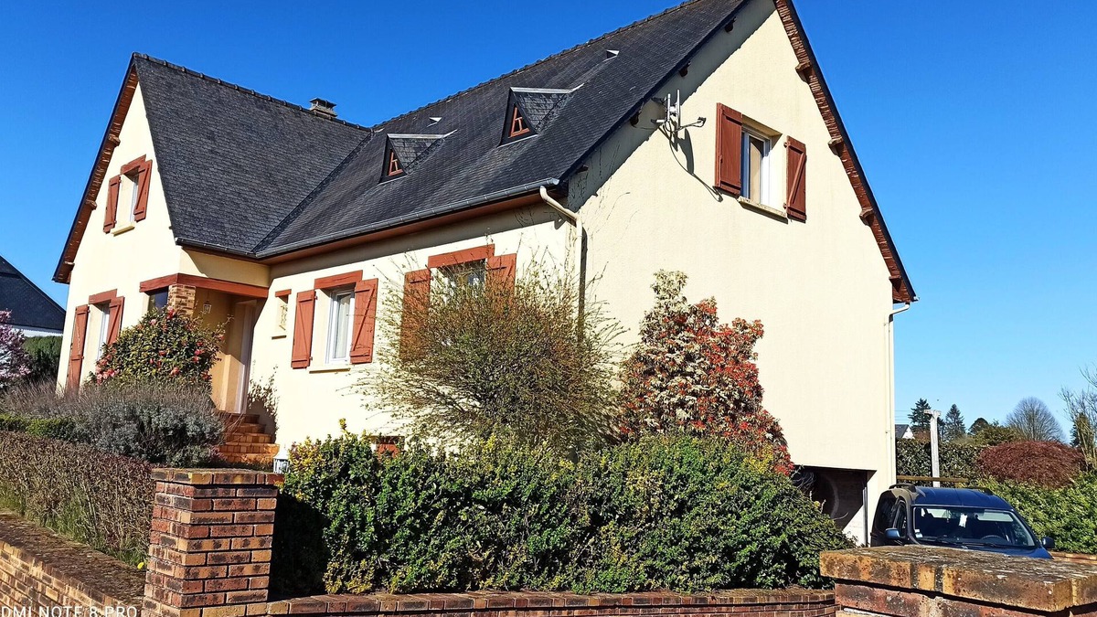 Fougerolles-du-Plessis House | Charming village house in Fougerolles-du-Plessis