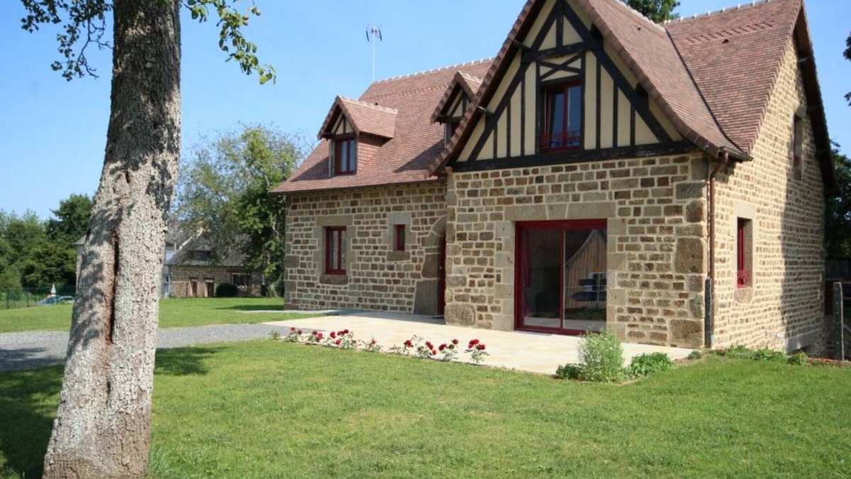 Saint-Denis-de-Villenette Cottage | Charming House, 4BR, Private Garden, Fireplace, Central Heating, Wi-Fi, Close to Amenities