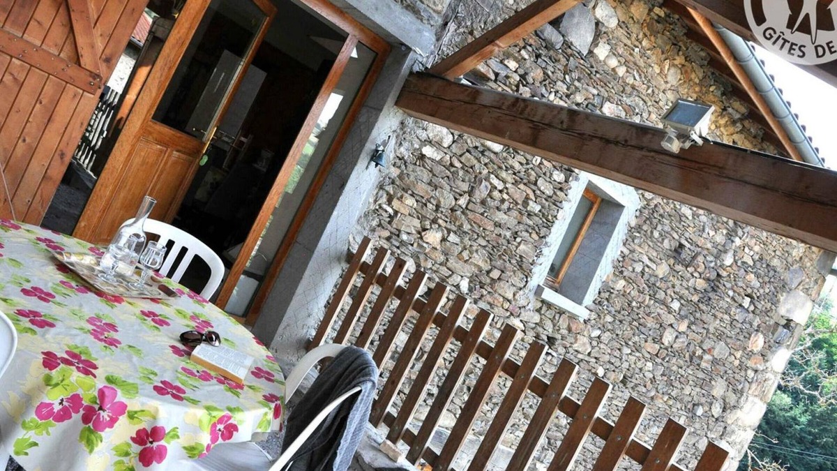 La Terrasse-sur-Dorlay Cottage | Charming 3-Bedroom Cottage with Fireplace, Near St-Etienne & Outdoor Activities
