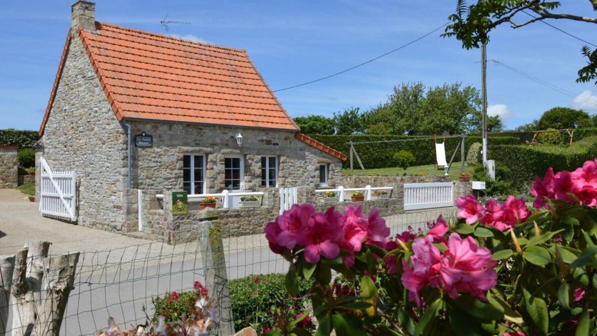 Les Moitiers-d'Allonne Cottage | Charming Spacious House Near Beach: Fireplace, Games, Garden, Baby Equipment, Pet-Friendly