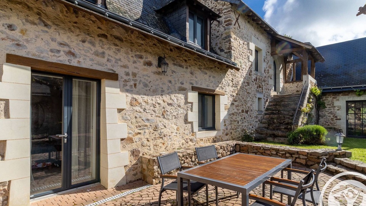 La Roche Foulques Bed & Breakfast | Charming Guest Room with Pool near Angers Expo - Tranquil Setting, Private Terrace