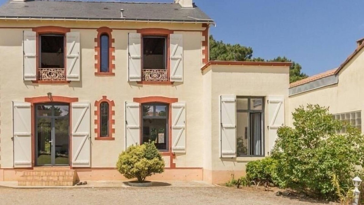 Saint-Brevin-l'Ocean Cottage | Charming 3-Bed Villa with Garden, 200m from Beaches, Close to Shops, Wifi Included
