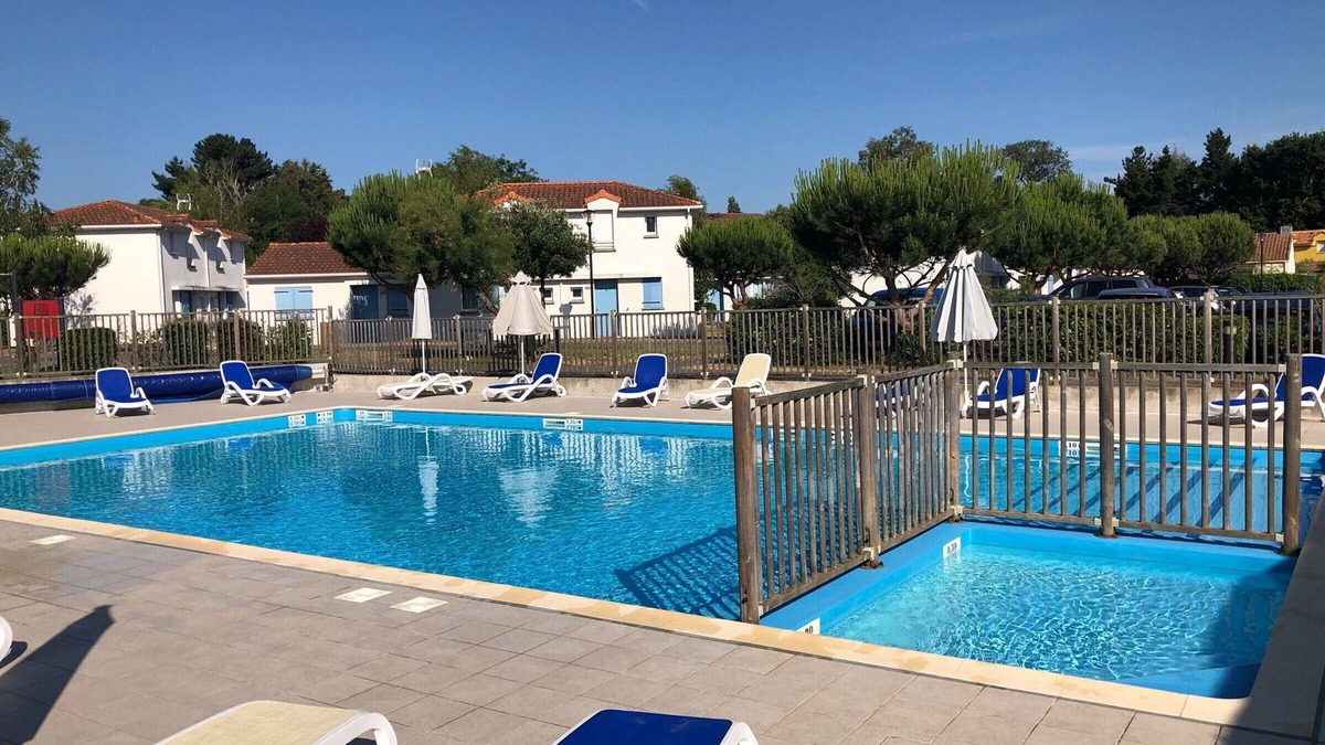 Saint-Brevin-l'Ocean House | Charming Maisonette with Pool, Terrace, and Private Parking near Atlantic Coast