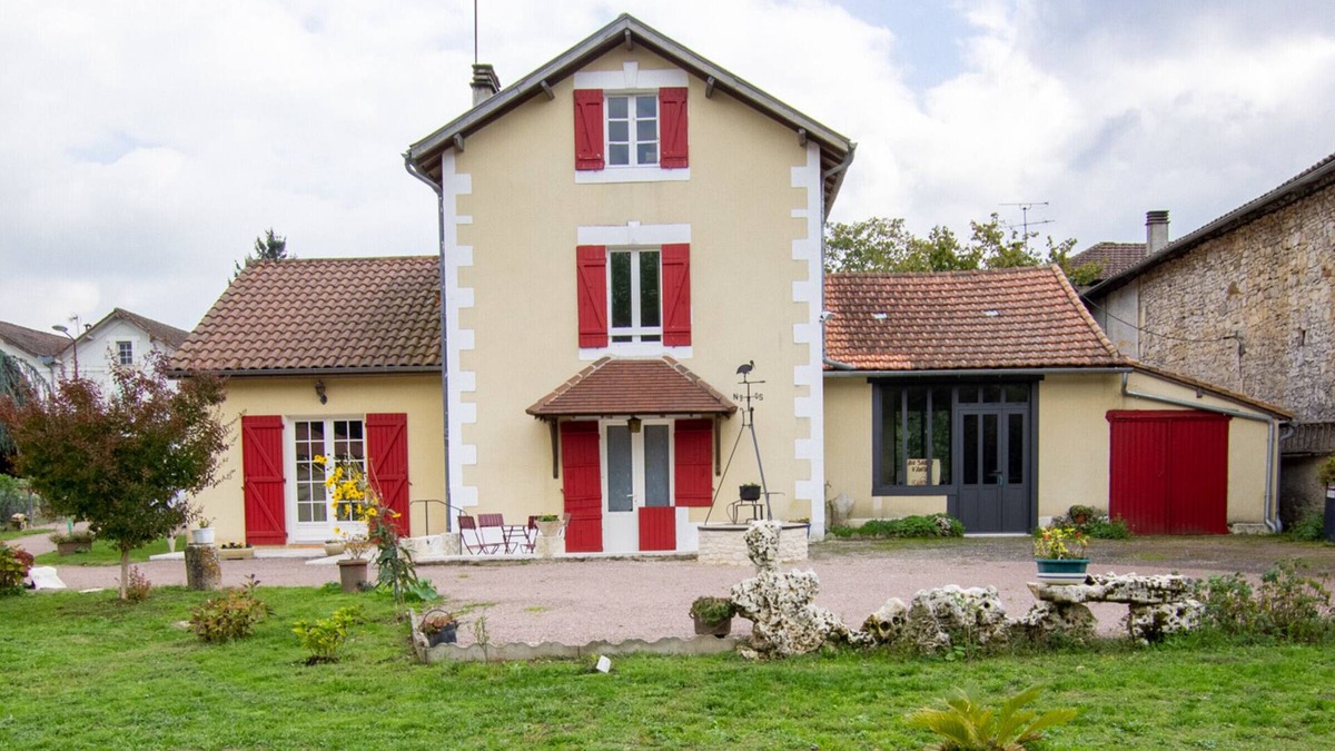 Saint-Front-la-Riviere Cottage | Charming 3BR House with Garden, Terraces, and Bikes Near Brantôme