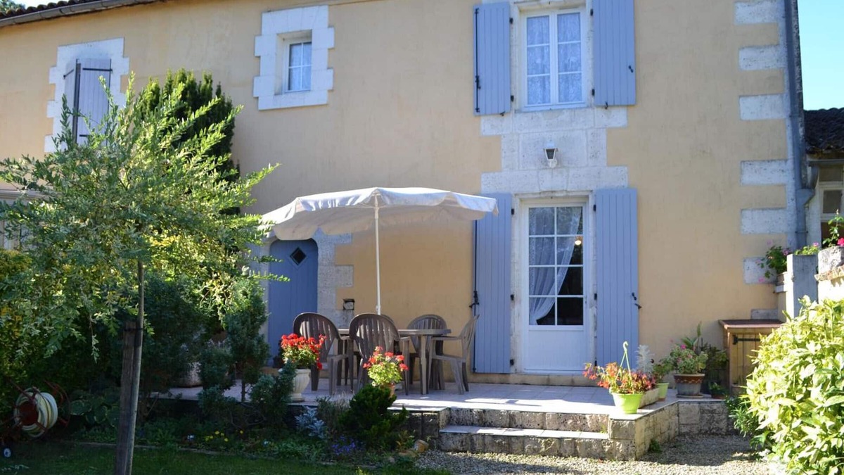 Saint-Genis-d'Hiersac Cottage | Charming Riverside Cottage with Garden, WiFi, and Outdoor Activities in Saint-Genis-Hiersac