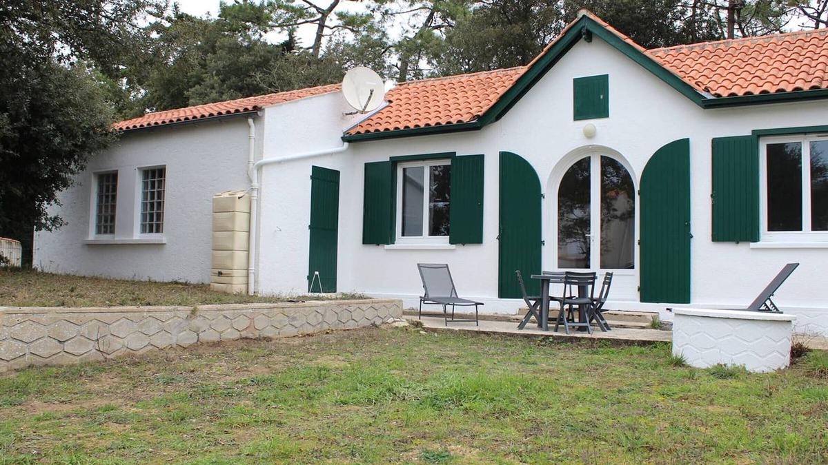Domino House | Charming Renovated Home with Garden, Near Market and Beach in Saint-Georges-d'Oléron, Sleeps 2