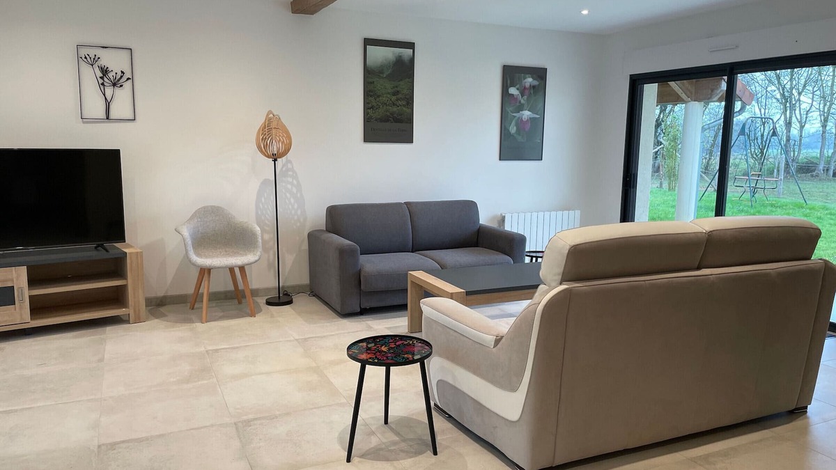 Saint-Georges-du-Rosay Cottage | Charming Cottage near Le Mans with Spacious Yard, Wood Stove, and Modern Amenities