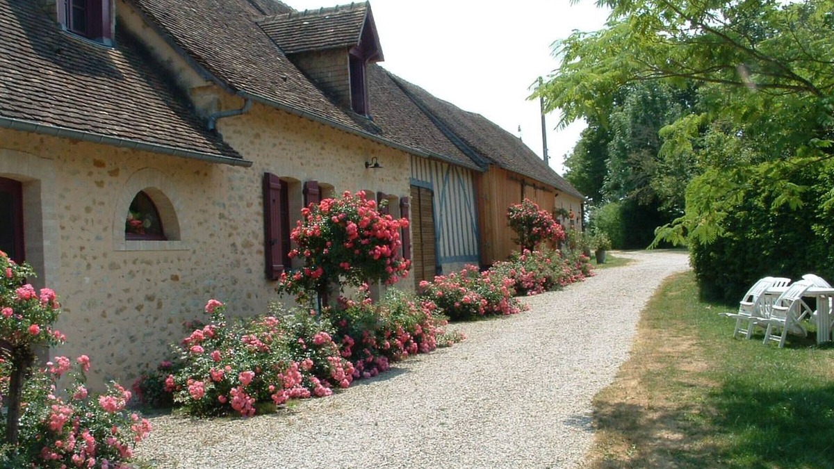 Ballon-Saint-Mars Cottage | Charming Renovated Farmhouse with Pond and Bikes, Sleeps 8, Near Scenic Trails
