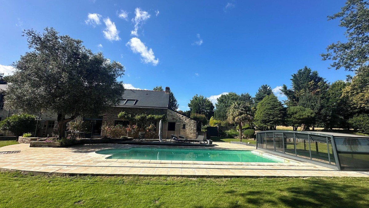 Saint-Nicolas-de-Redon Villa | Charming accommodation with swimming pool and garden.