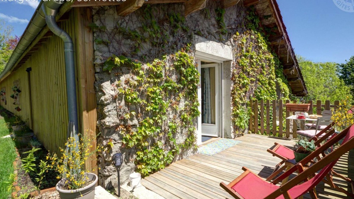 Saint-Priest-la-Prugne Apartment | Charming Studio with Terrace, Garden, and Modern Amenities in a Tranquil Mountain Hamlet
