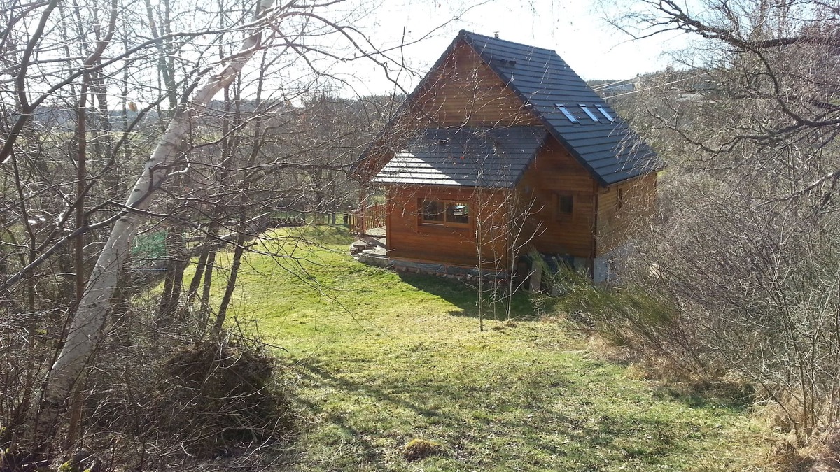 Saint-Alban-sur-Limagnole House | Charming wooden house in a green setting