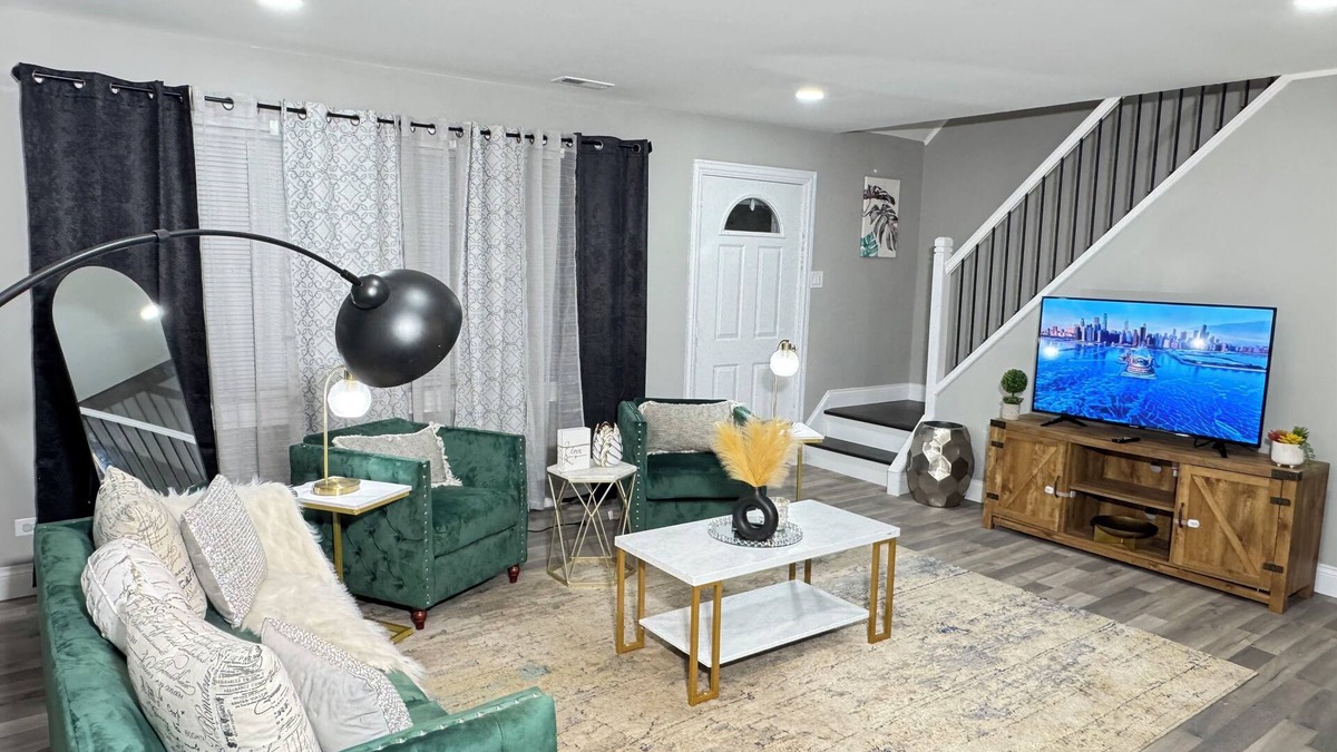 Park Forest House | Charming Full Modern Home+Free Parking+Fast Wi-Fi & Centrally located