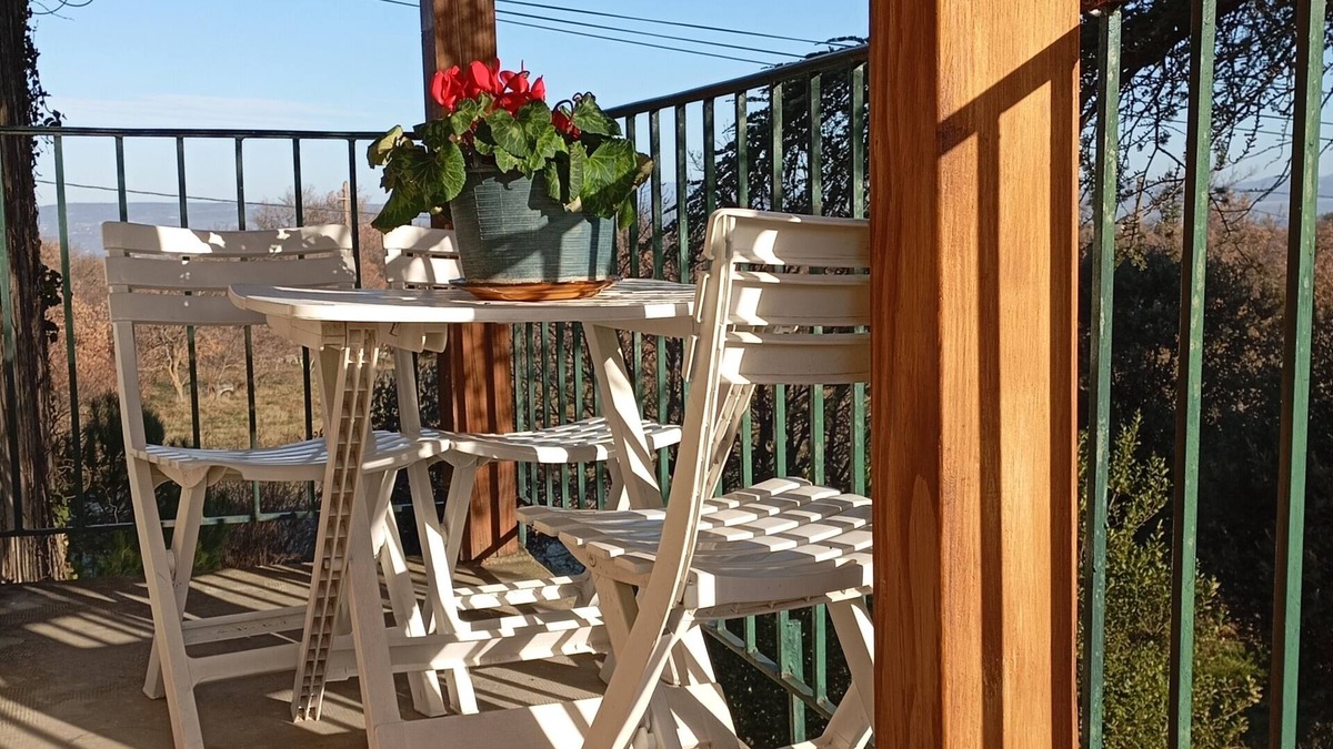 Menerbes Apartment | Charming Gîte de Champs de Lavandins, view of Mont Ventoux and Luberon