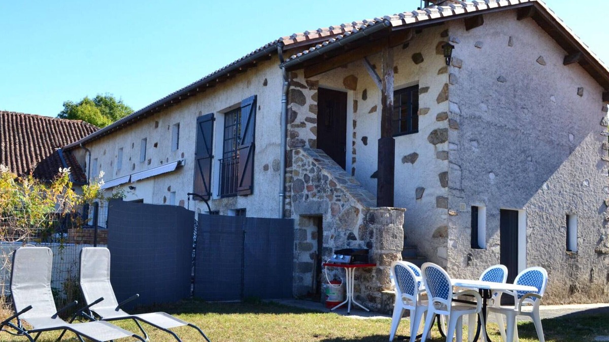 Esse Cottage | Charming Gîte: Enchanting Renovated Loft, Baby-Friendly, Private Garden W/Close Attractions