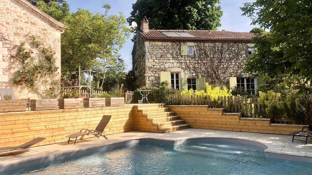 Lusignan-Petit Cottage | Charming gîte in a green setting