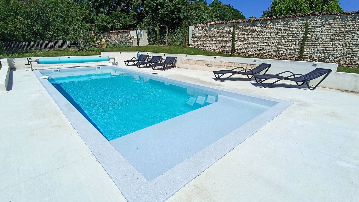 Antezant-la-Chapelle House | Charming gîte in a 14th-century manor house