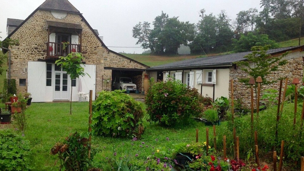 Oloron-Sainte-Marie House | CHARMING GARDEN COTTAGE unobstructed view of the Pyrenees. WHEELCHAIR FRIENDLY.