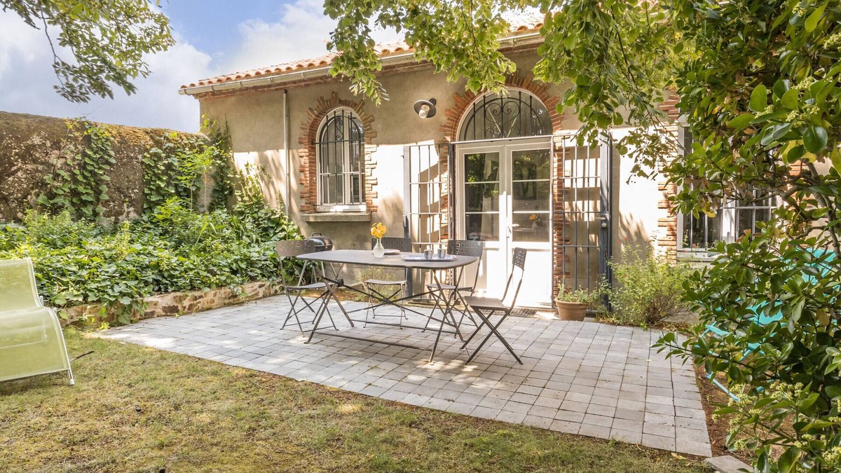 Vue Cottage | Charming Garden Cottage Between Nantes & Jade Coast - WiFi, Free Parking, Pet Friendly