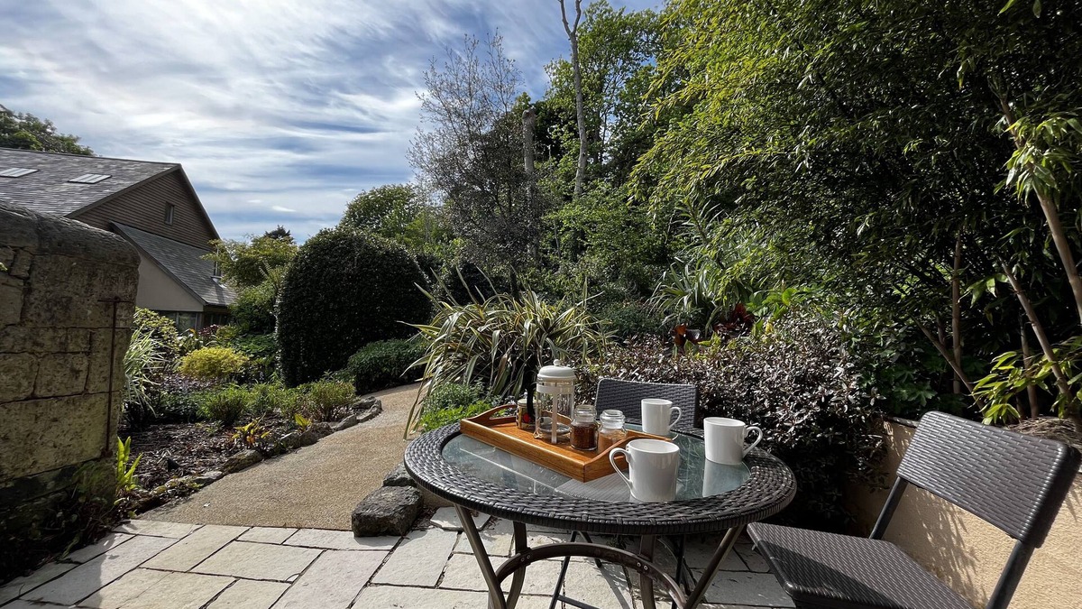 Niton Cabin | Charming Garden Lodge by the Sea – Peaceful Coastal Retreat