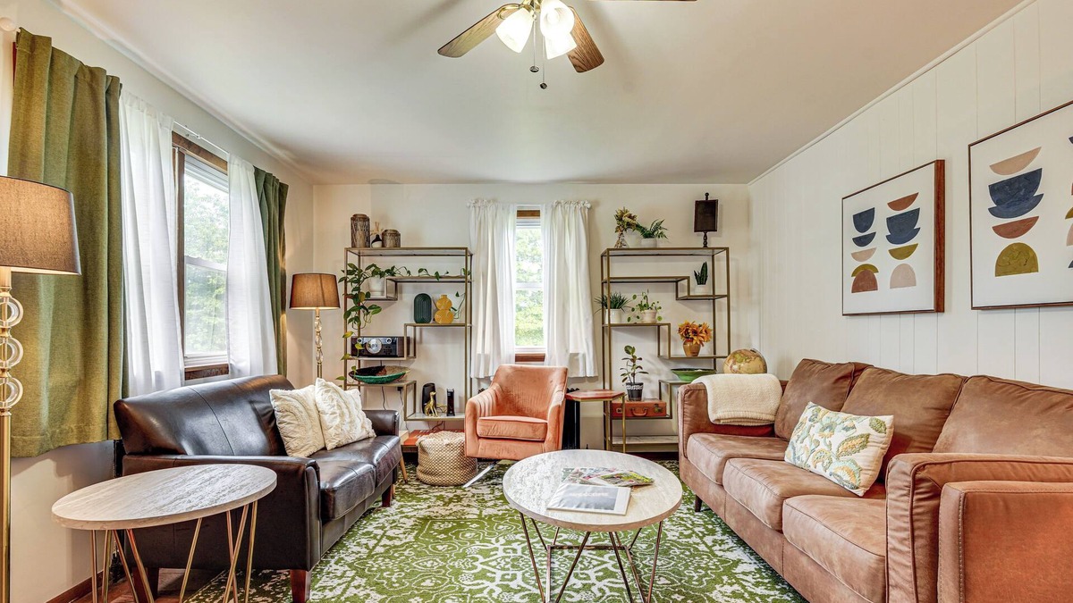 Gardiner House | Charming Gardiner Home w/Yard & Sunroom