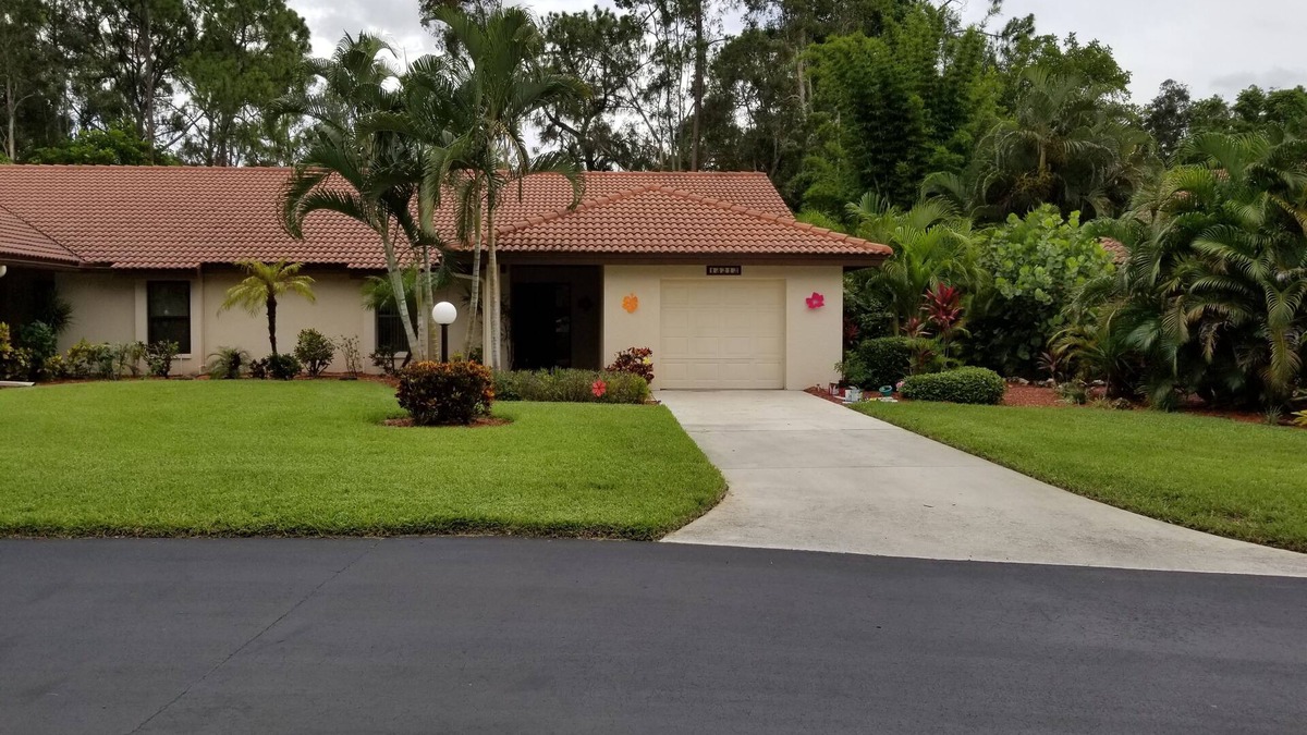 Villas House | Charming Gated Community, Walk to Bell Tower, Near Beach. 3-Month Min Stay
