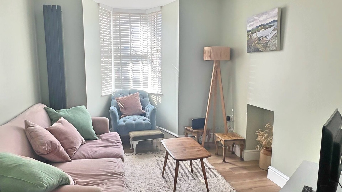 Newborough House | Charming 3 Bed Townhouse Near Llanddwyn Beach