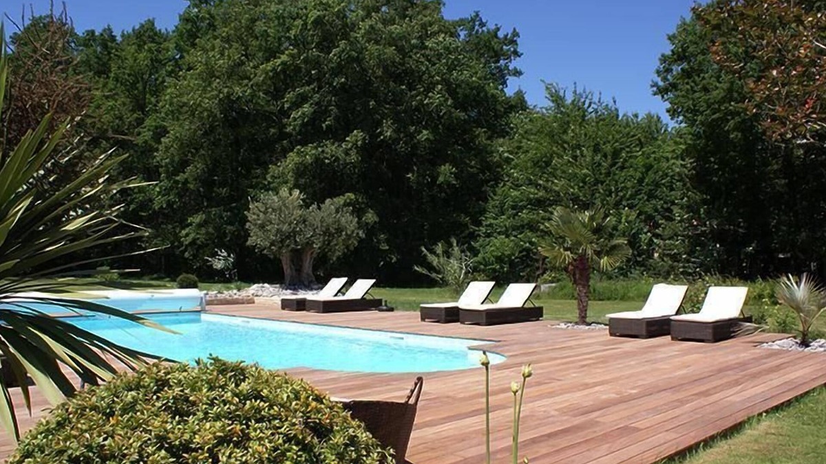 Fontaines-d'Ozillac Villa | Charming gîte 120 m2 for 6 people: 3 bedrooms and 2 bathrooms with private parking and garden. On-site swimming pool and private park. Discreetly adjoining the Gîte Eucalyptus with private garden, terrace and parking. Exposition Sud Es