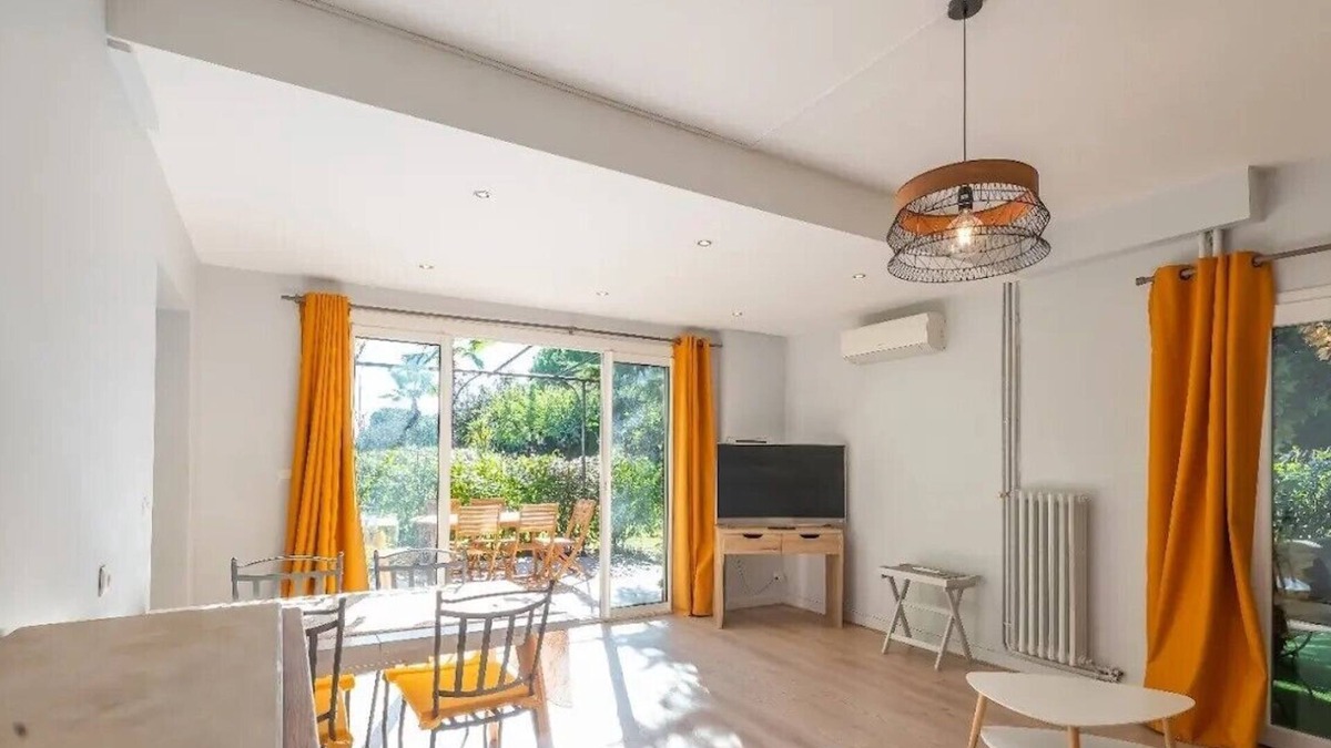 Castelnau-le-Lez Apartment | Charming gîte with large swimming pool, surrounded by vineyards, close to beaches.