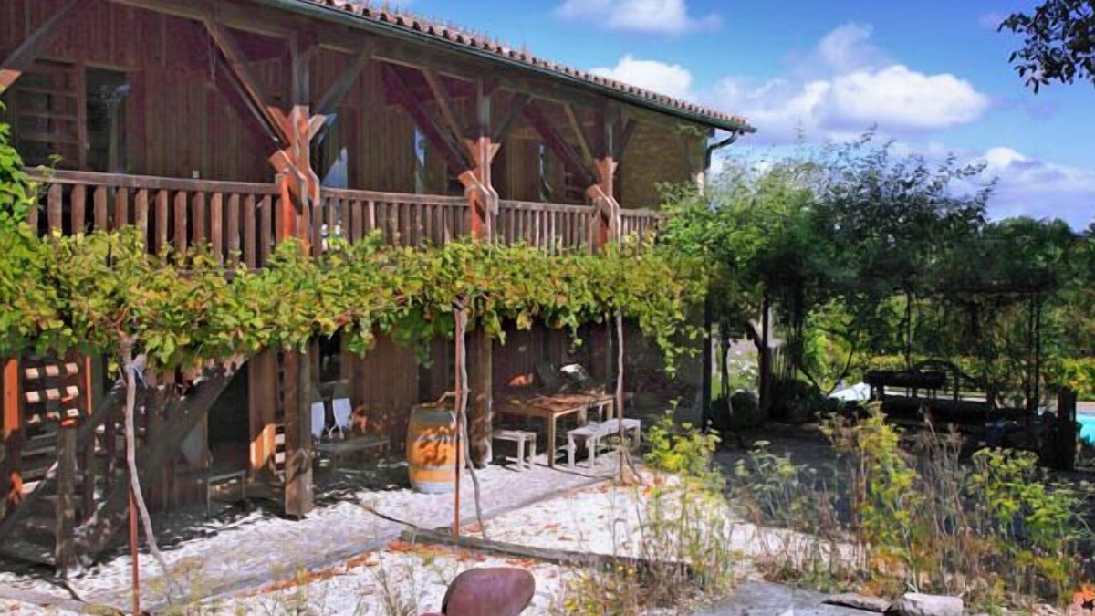 Montreal Cottage | CHARMING GITE IN THE VINES WITH LARGE PRIVATE POOL