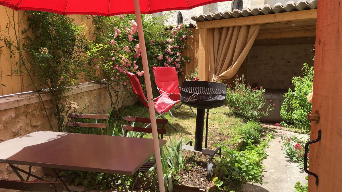 Issigeac House | Charming gite "Le Petit Logis" with garden and jacuzzi for 2 to 5 people.