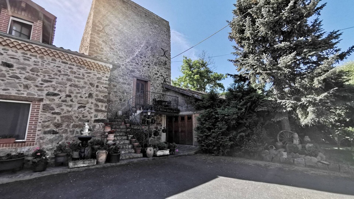 Lorlanges Cottage | Charming Gîte Near Clermont-Ferrand with Private Lake, Large Garden, and Historical Touches