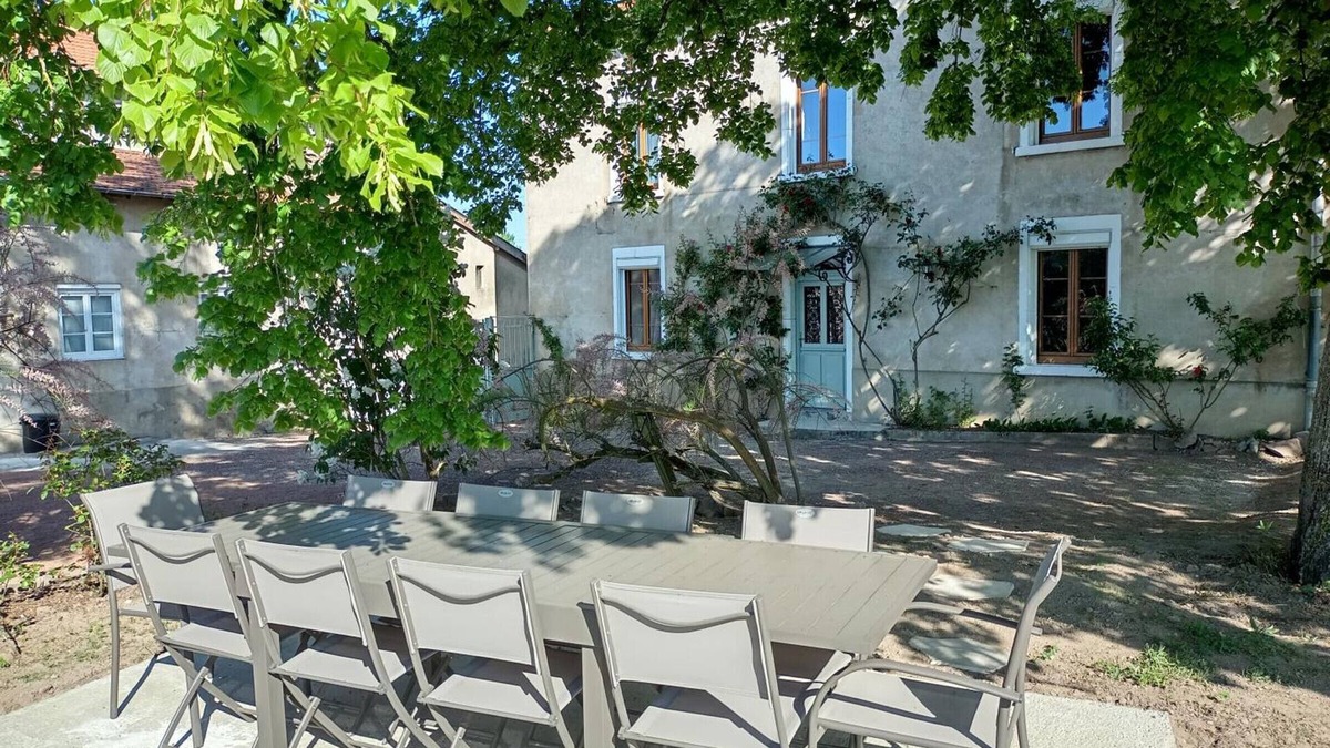 Neulise Cottage | Charming Gîte with Garden, Jacuzzi, and Sauna in Neulise