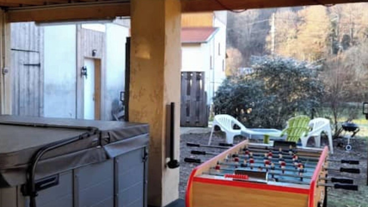 Travexin House | Charming gîte with jacuzzi, baby, river pond