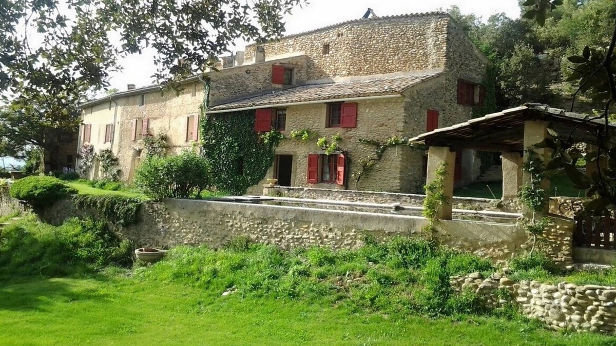 Les Mees House | Charming gîte with swimming pool and tennis court in the heart of nature, le Petit lavandin
