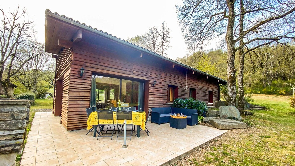 Connac House | Charming gîte with views and shared pool