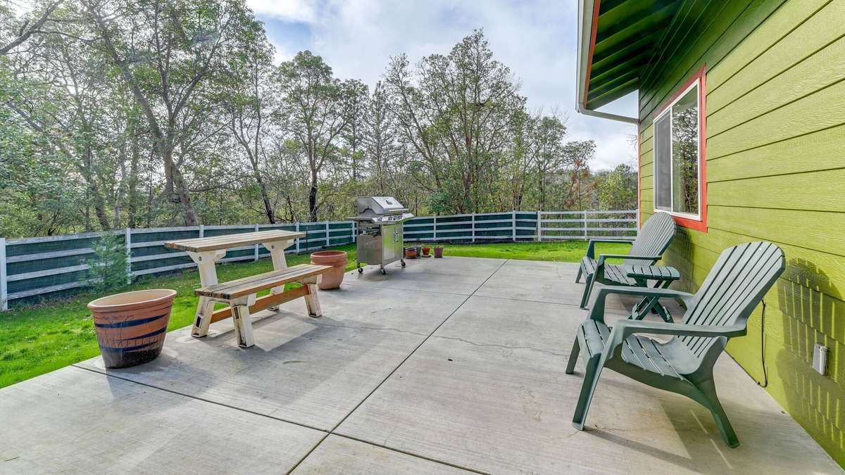 Grants Pass Cottage | Charming Grants Pass Cottage w/Patio & Gas Grill!