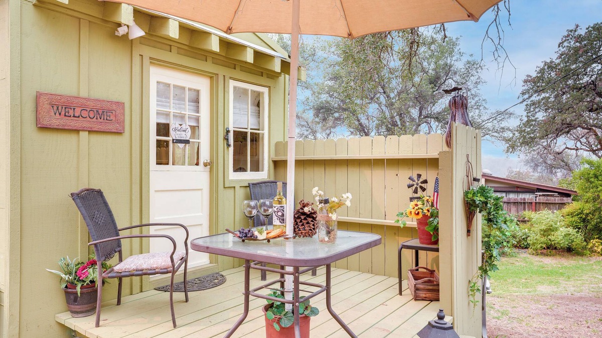 Cedar Ridge Apartment | Charming Grass Valley Studio w/Deck & Pond Access