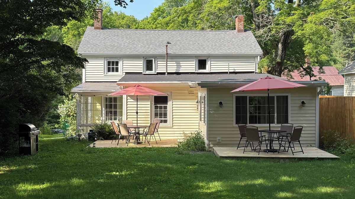 Middle Hope Cottage | Charming & Great Location!