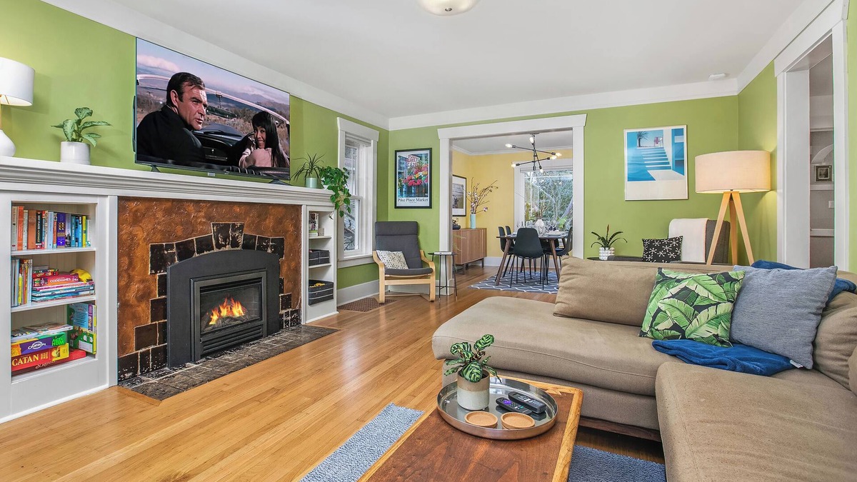Seattle House | Charming Green Lake Craftsman – Hot Tub, AC, Dog Friendly, Walk to Lake & Cafés