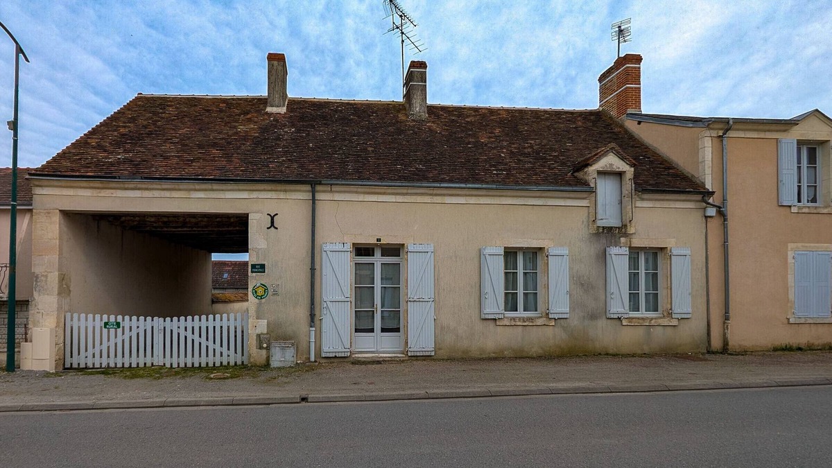 Neuillay-les-Bois Cottage | Charming Ground-Floor Cottage in Brenne with Enclosed Courtyard, Near Fishing and Birdwatching Spots
