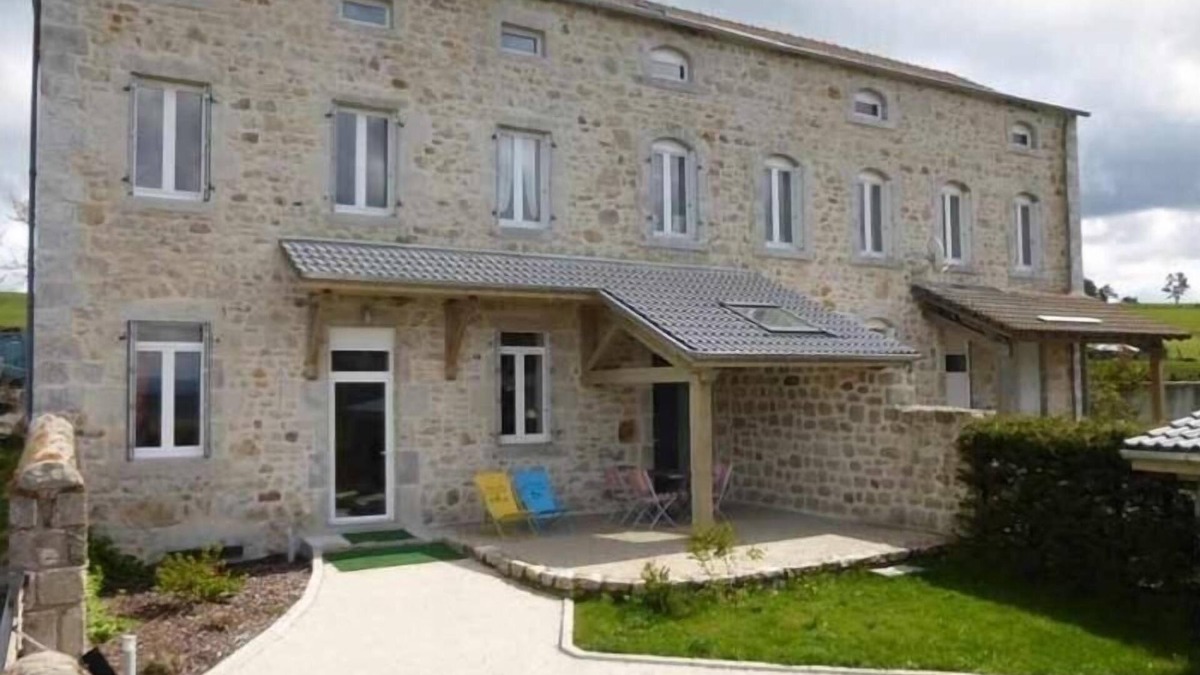 Le Mas-de-Tence Cottage | Charming Ground-Floor Cottage with Walled Courtyard in Scenic Hiking Area