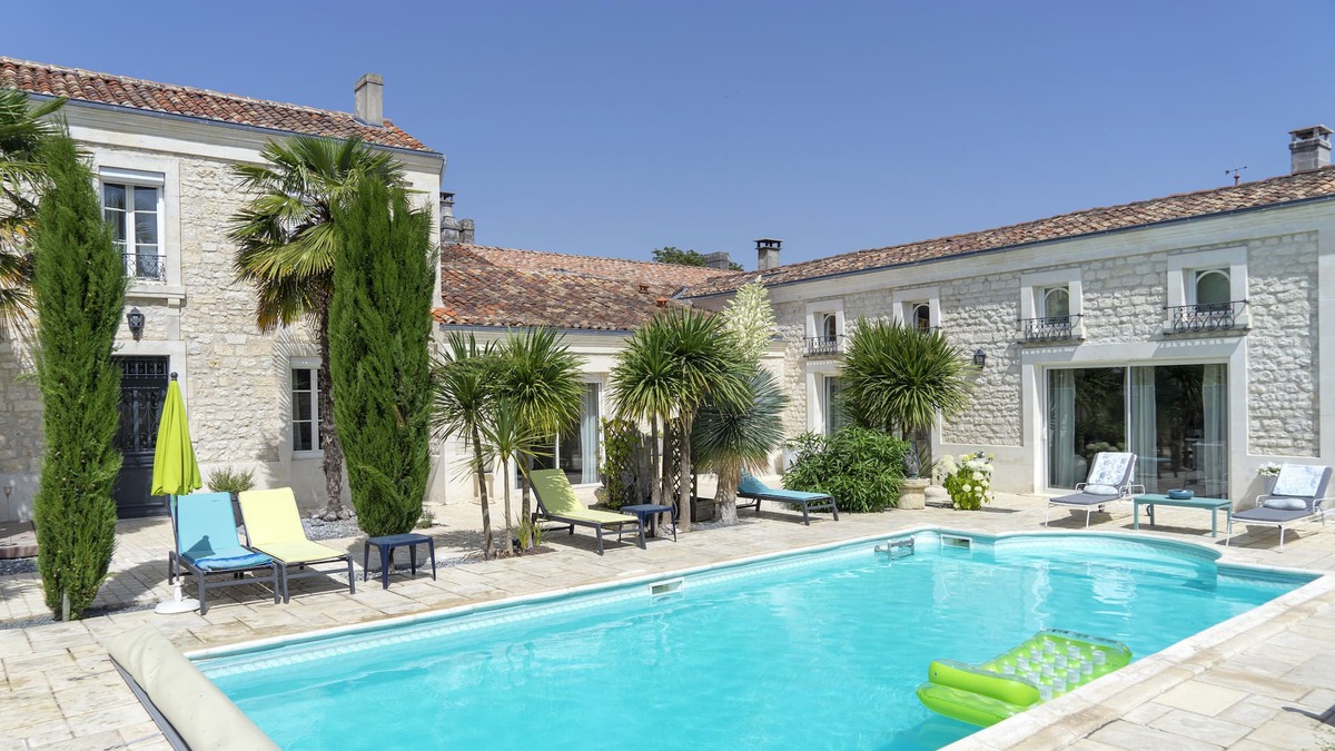 Saint-Porchaire House | charming guest room with swimming pool, 4 * classified garden in the heart of the village