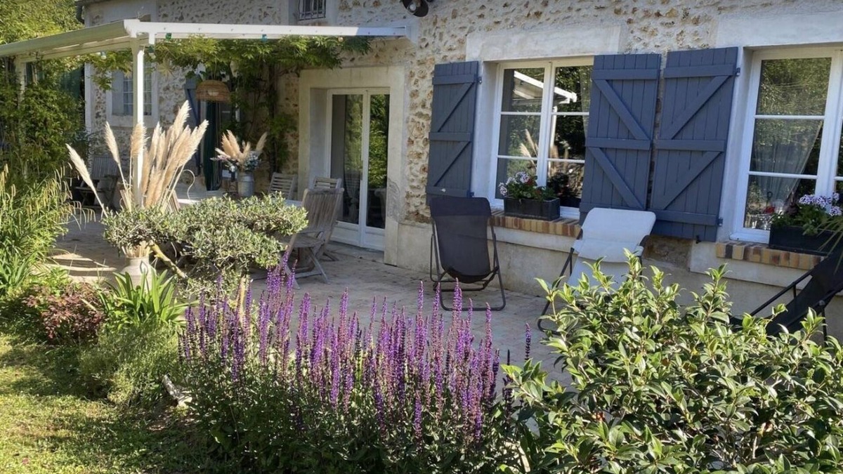 Bazoches-sur-Guyonne House | Charming house on the edge of the woods