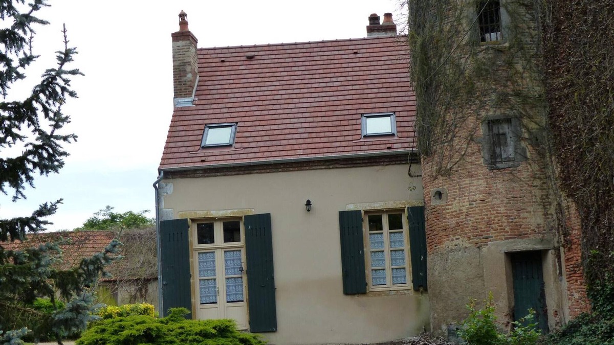 Dompierre-sur-Besbre Cottage | Charming house with fireplace and garden in Dompierre-sur-Besbre