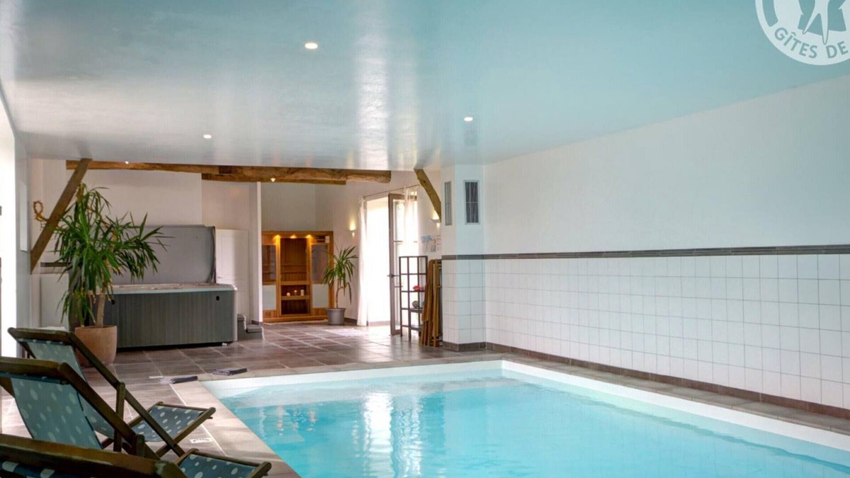 Saint-Just-la-Pendue Cottage | Charming house with spa, sauna and garden for 12 people