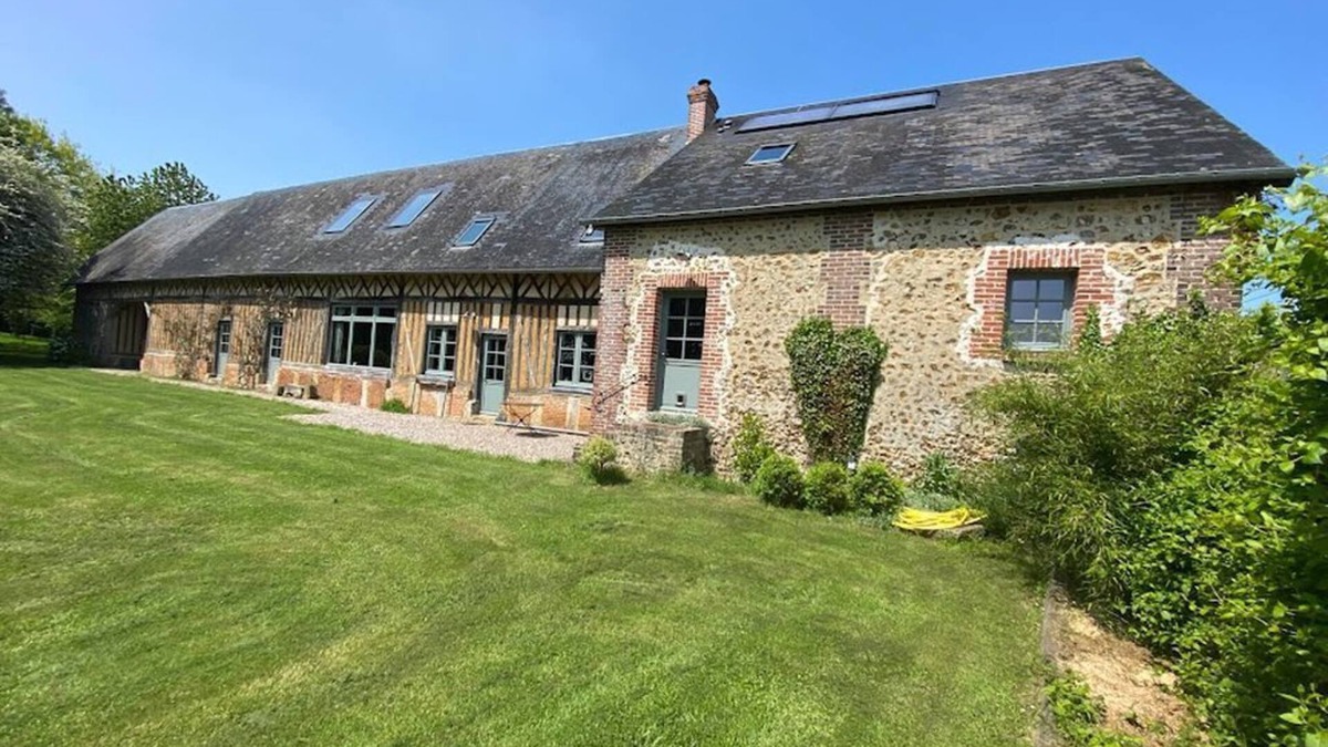 Meulles House | Charming half-timbered ancient barn in Normandy